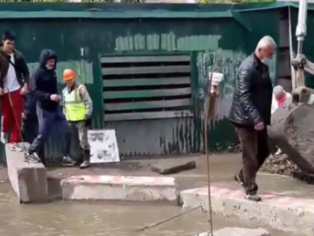 Улицы затопило кипятком: в российском городе произошло коммунальное ЧП (ФОТО)