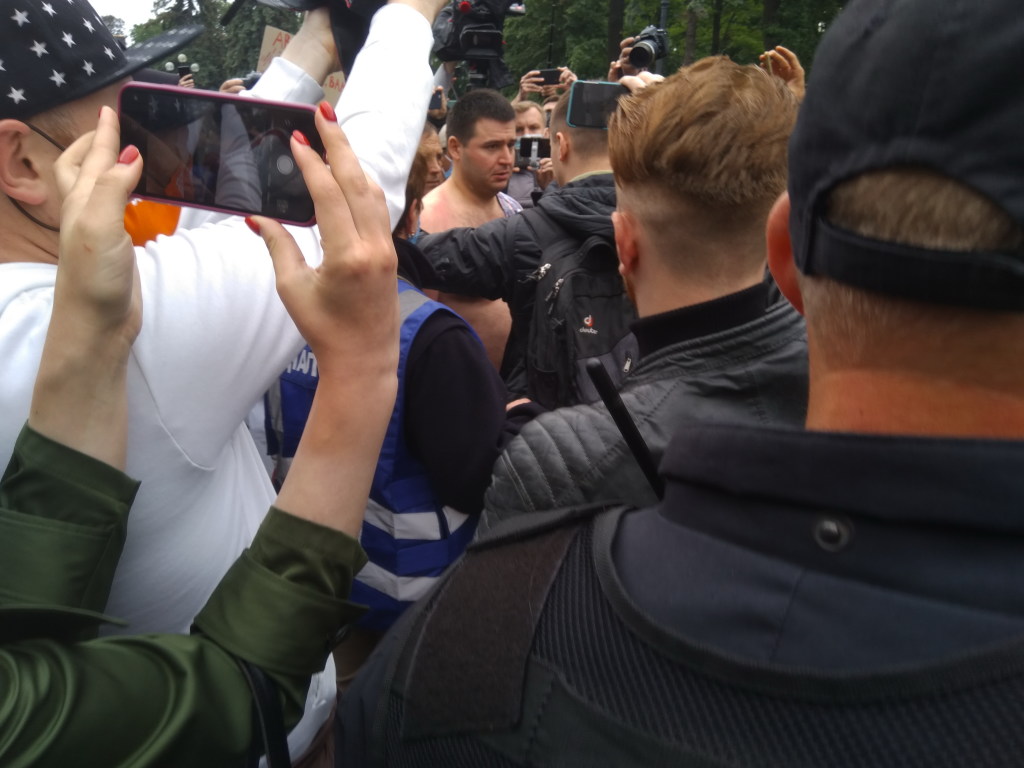 На митинге за отставку Авакова мужчина совершил попытку самоподжога (ФОТО)