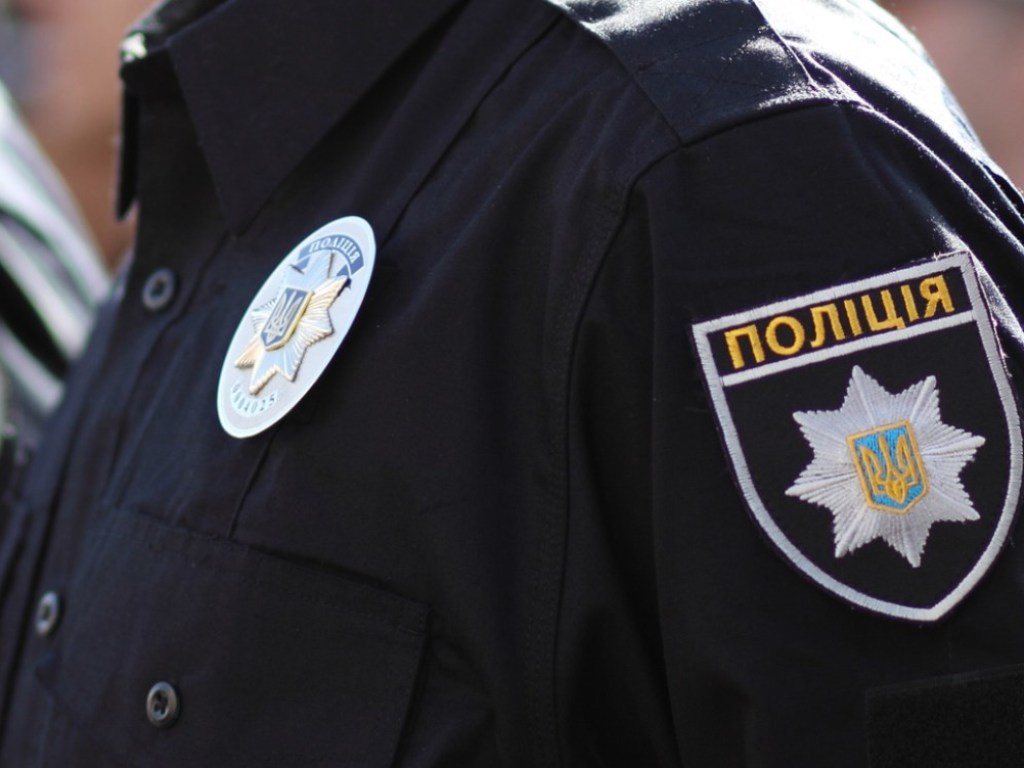 Халатный полицейский во время пьянки потерял табельное оружие: мужчину оштрафовали