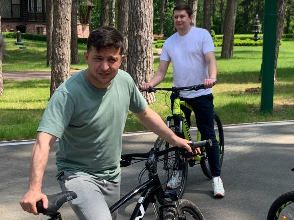Зеленский на велосипеде начал встречу с журналистами (ФОТО)