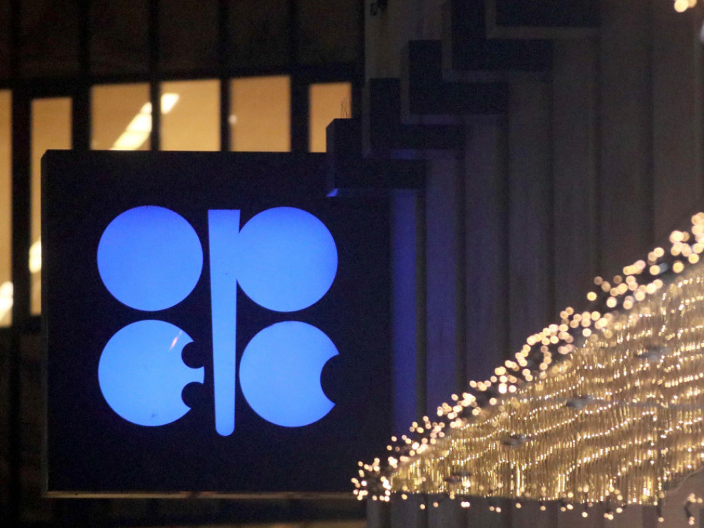 ОПЕК начала обсуждать продление сокращения добычи нефти