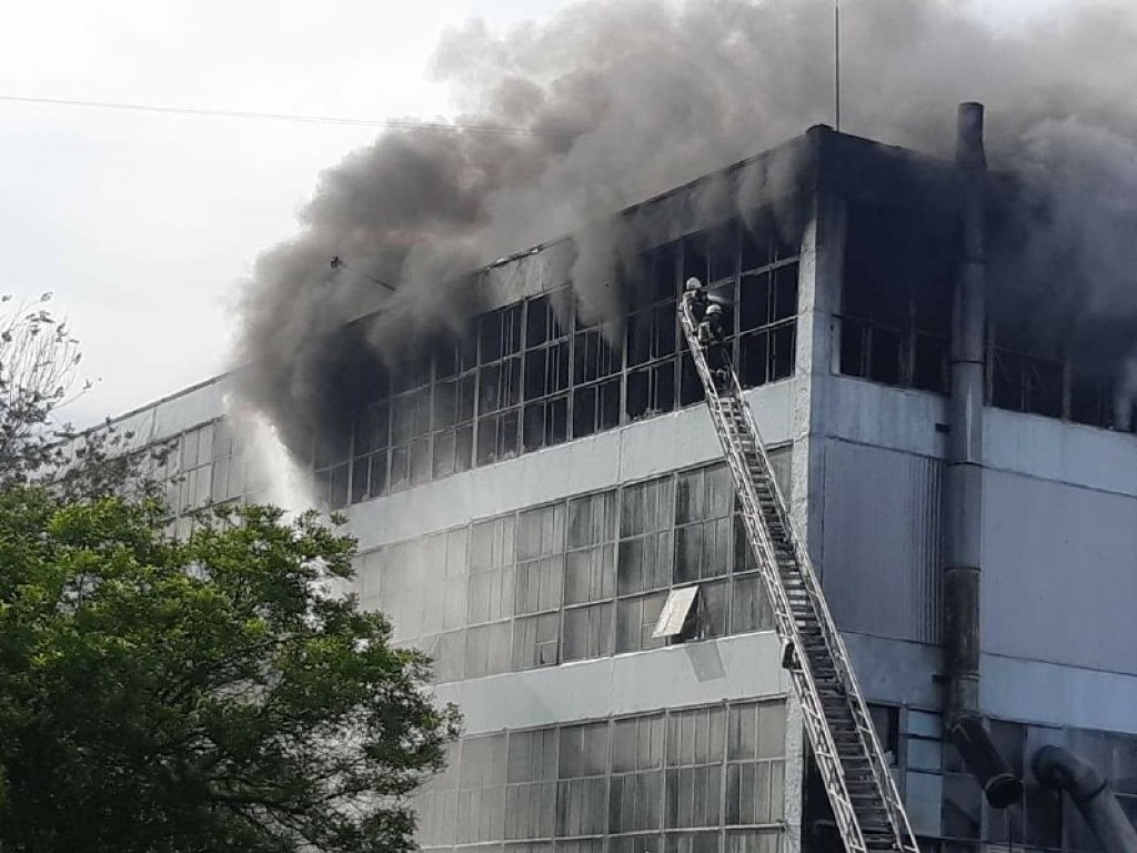 В Запорожье загорелась обувная фабрика (ФОТО, ВИДЕО)