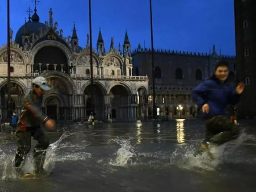 Венецию затопило аномальным приливом (ФОТО)