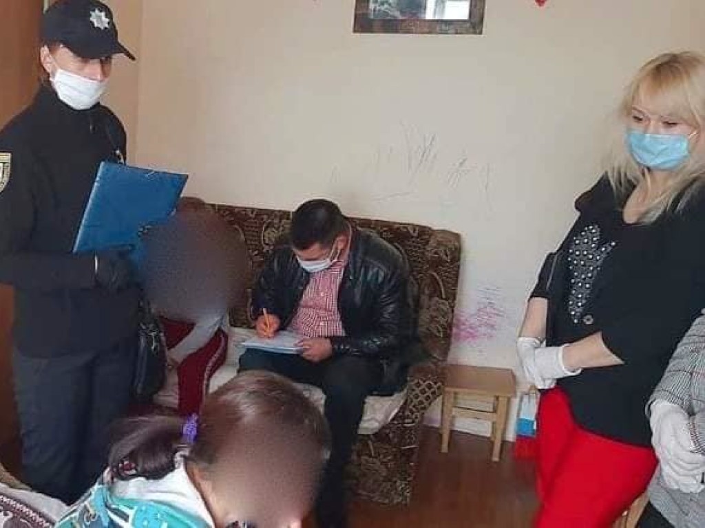 На Прикарпатье горе-мать не кормила детей: малыши из-за голода вызвали полицию