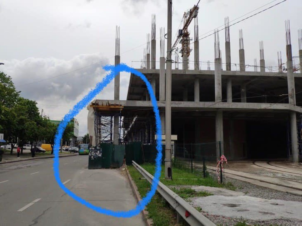 В Киеве новый ТРЦ строят прямо на проезжей части: в сети разгорается скандал (ФОТО)