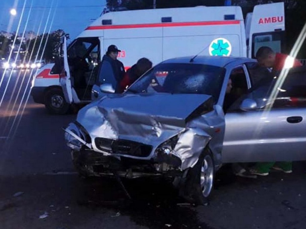В Днепре столкнулись 2 авто Daewoo: одна машина перегородила дорогу (ФОТО)
