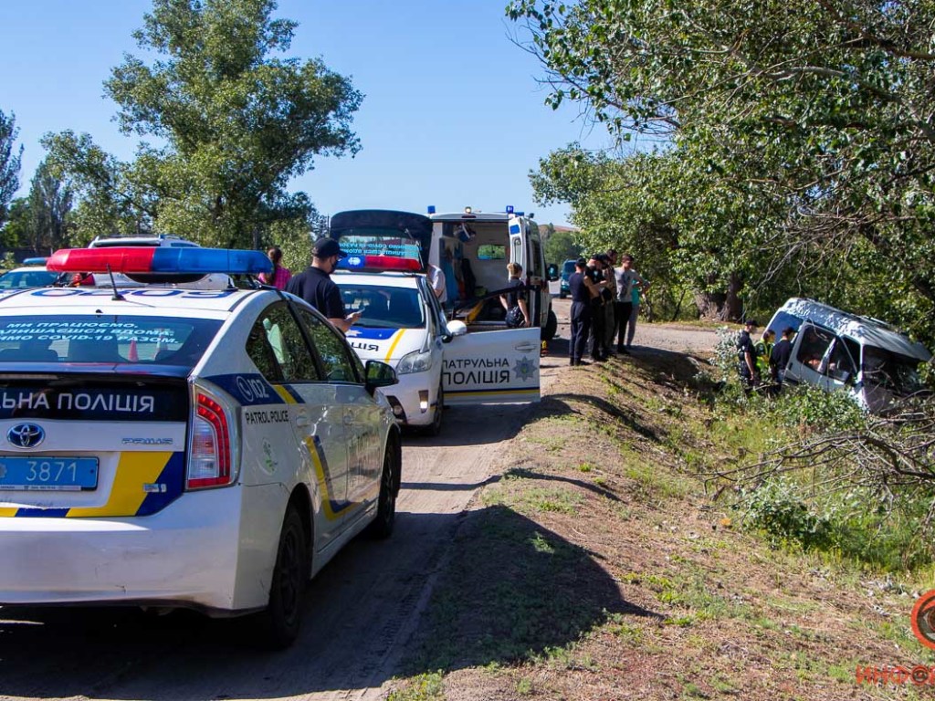 В Днепре произошло масштабное ДТП: микроавтобус вылетел в кювет, один пассажир госпитализирован (ФОТО, ВИДЕО)