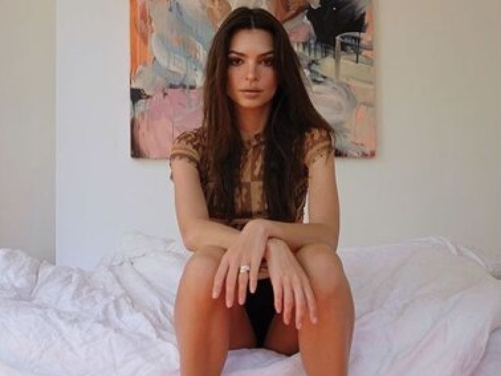 Эмили Ратаковски показала дерзкие фото из спальни