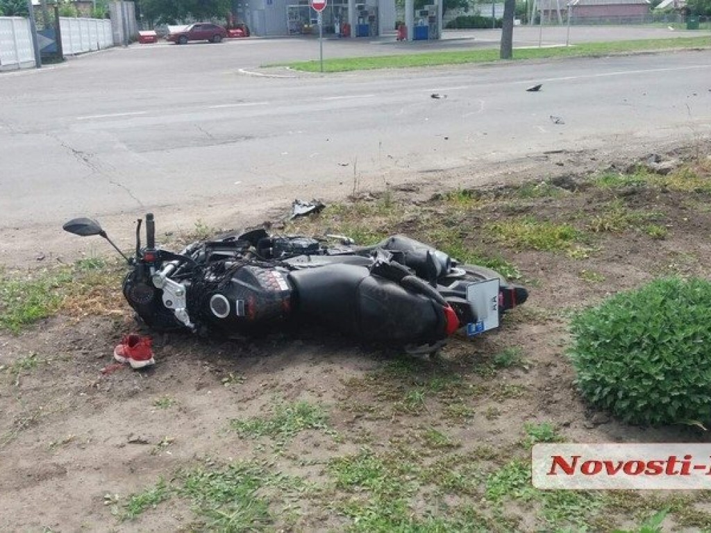 Госпитализировали двоих человек: В Николаевской области столкнулись иномарка и мотоцикл (ФОТО)