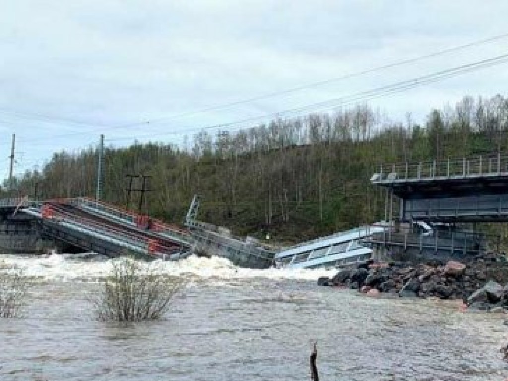 В РФ железнодорожный мост упал в реку (ФОТО, ВИДЕО)