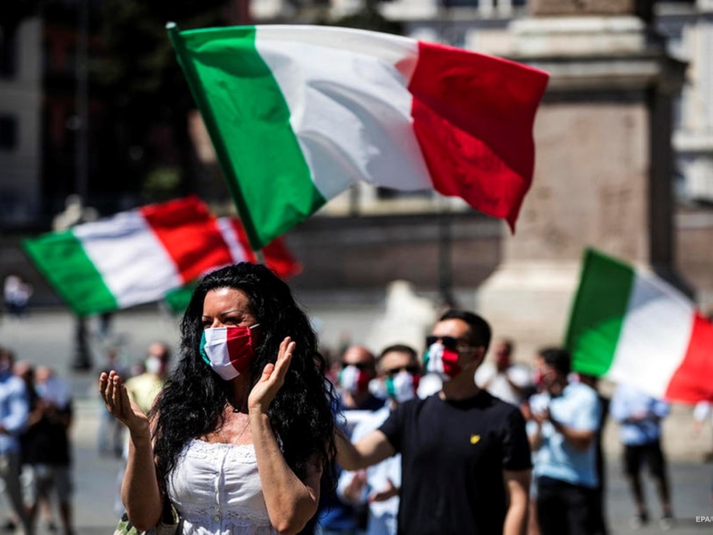В Италии митинг итальянских правых и футбольных фанатов закончился стычками с полицией