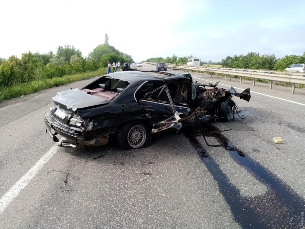 Водитель ехал на большой скорости: На трассе Одесса-Киев разбилось авто BMW, погиб пассажир, пострадал ребенок (ФОТО)