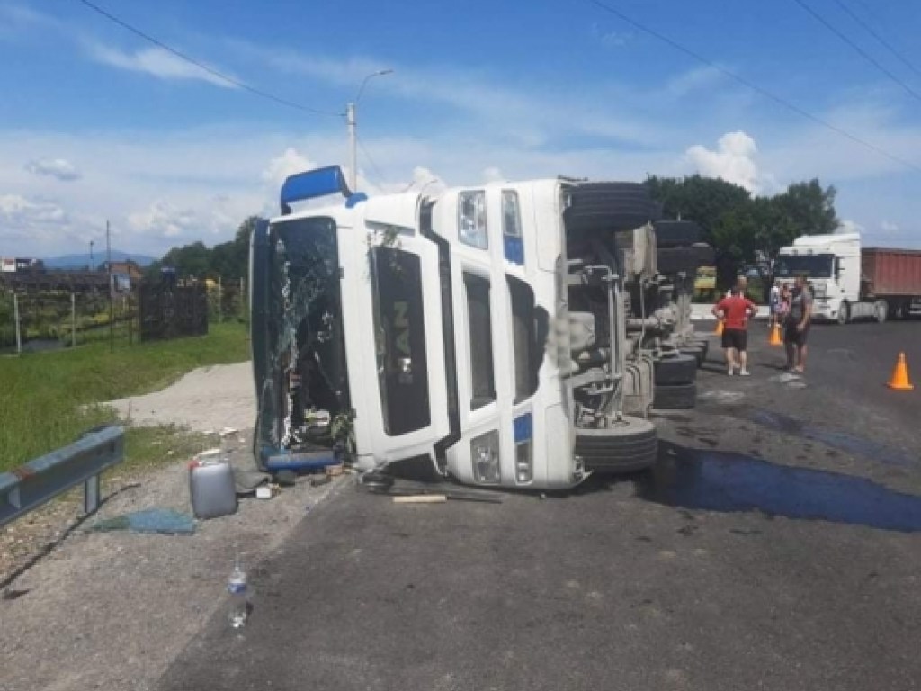 На трассе Мукачево-Рогатин перевернулся грузовик МАН: пострадал мужчина (ФОТО)