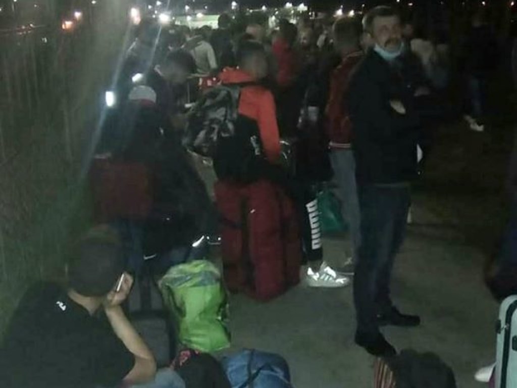На границе с Польшей образовались очереди из украинцев, которые хотят уехать на заработки (ФОТО)