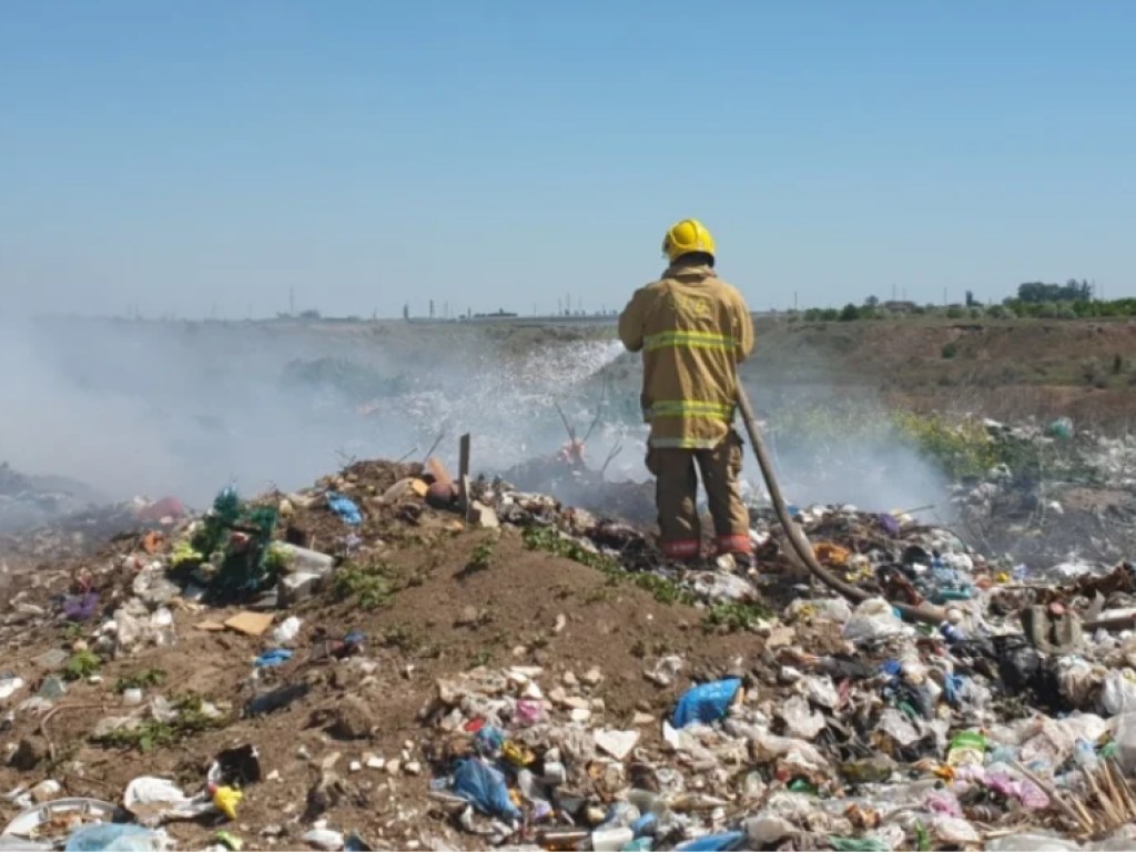 Огонь охватил 1,5 га территории: В Херсонской области произошел пожар на мусорной свалке (ФОТО)