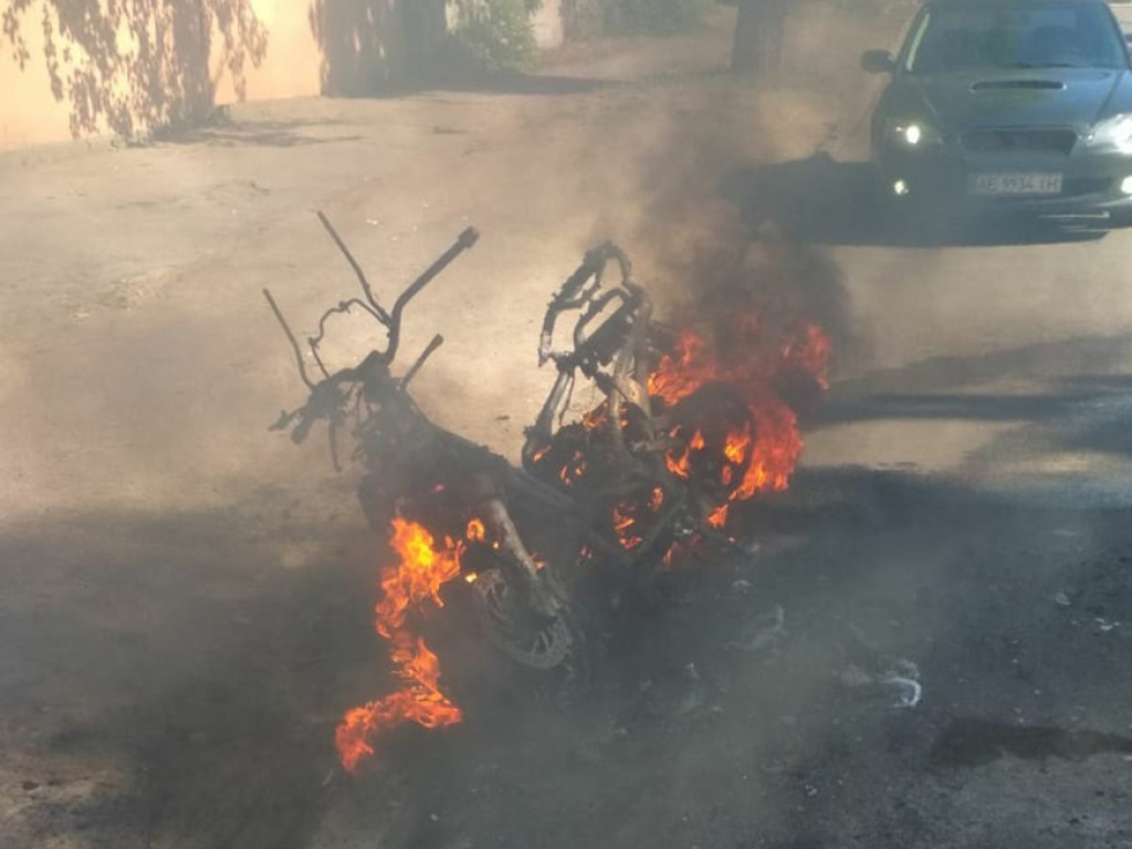 В Никополе на ходу загорелся мотоцикл (ФОТО)