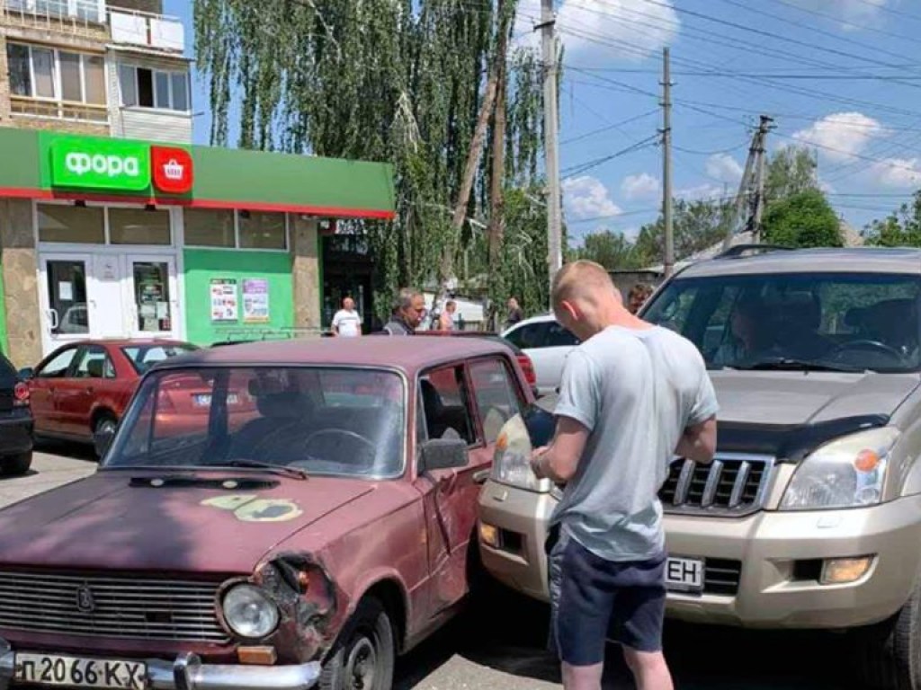 Под Киевом столкнулись внедорожник Toyota и старое «Жигули» (ФОТО)