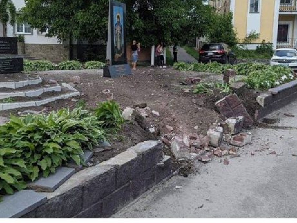 ДТП у церкви: под Киевом водитель внедорожника влетел в бордюрный камень (ФОТО)
