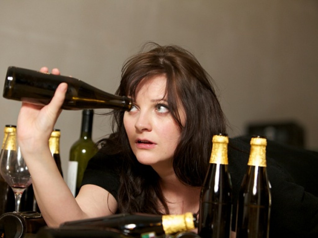 Ученые объяснили природу женского алкоголизма