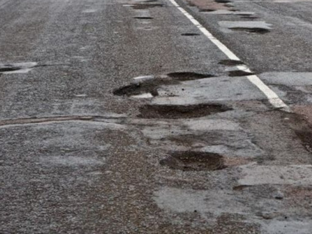 Сеть ужаснуло состояние разбитой дороги под Мелитополем (ВИДЕО)