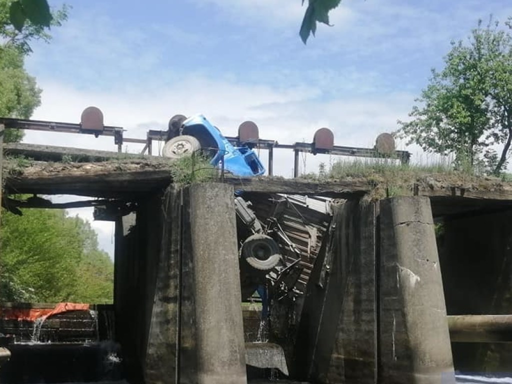 На Тернопольщине под грузовиком обрушился мост: полиция винит водителя (ФОТО)