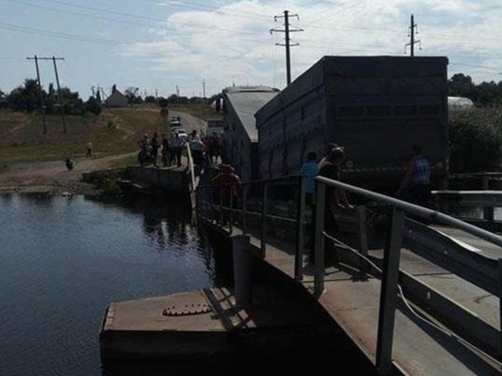 В Николаевской области обрушился мост и фура оказалась в реке (ФОТО)