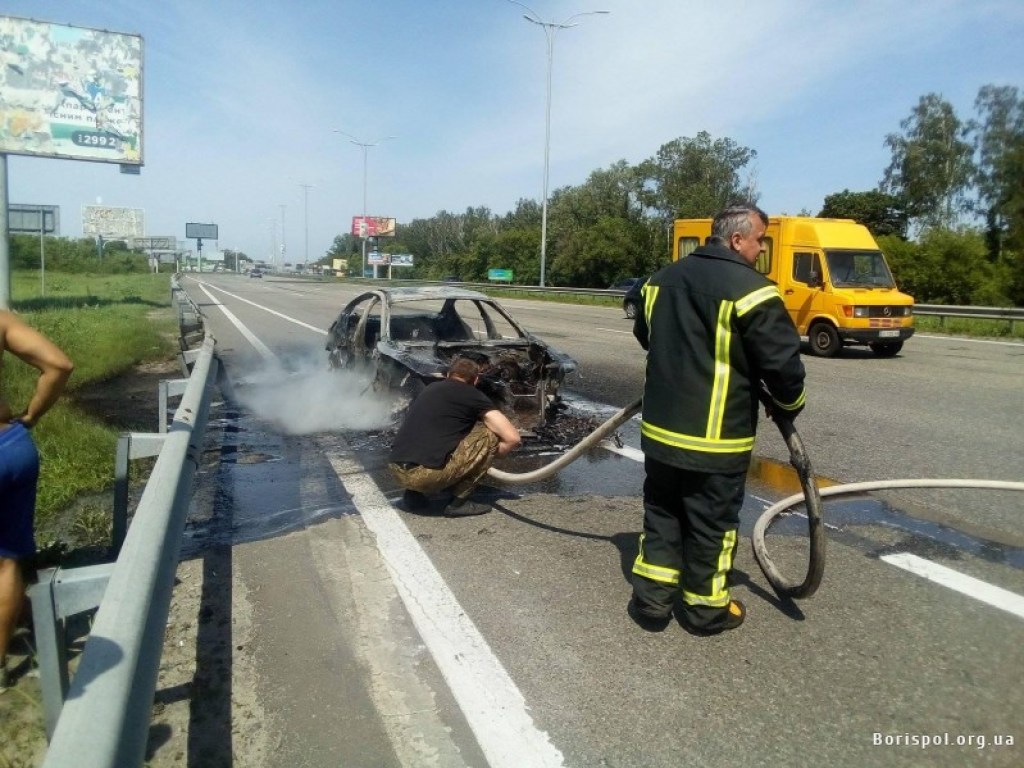 На Бориспольской трассе почти полностью сгорел BMW (ФОТО)