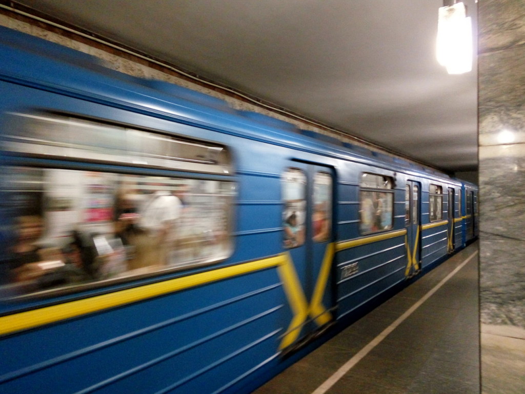 В киевском метро компания молодых «зацеперов» устроила бесчинства (ВИДЕО)