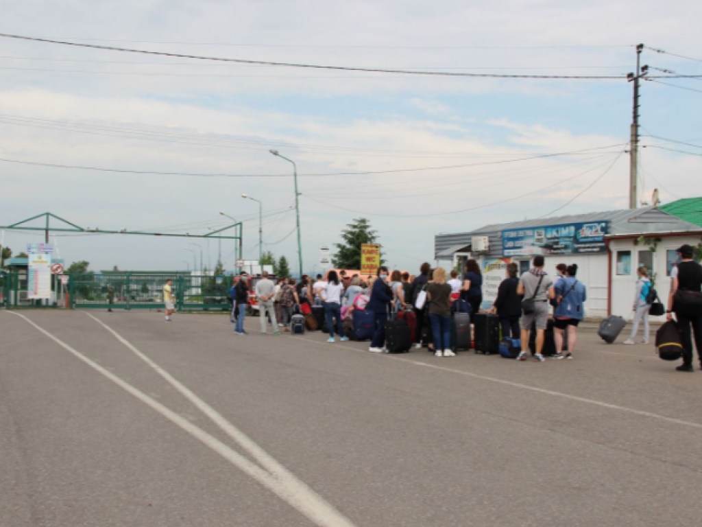 Очередь по 7-9 часов на границе с Польшей: в Сети показали, как украинцы едут на заработки (ФОТО)
