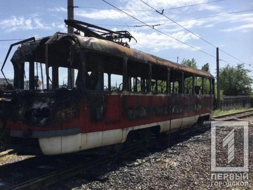 В Кривом Роге горел трамвай с пассажирами (ФОТО, ВИДЕО)