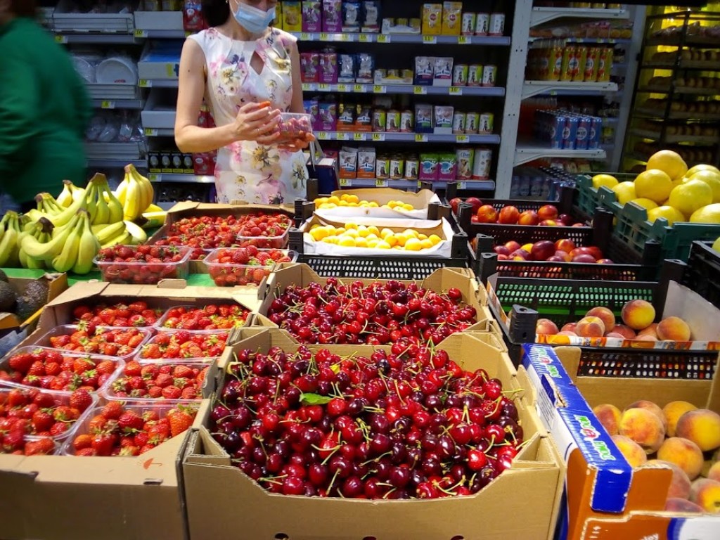 В столичных магазинах появилась черешня: покупатели недовольны дороговизной ягоды (ФОТО)