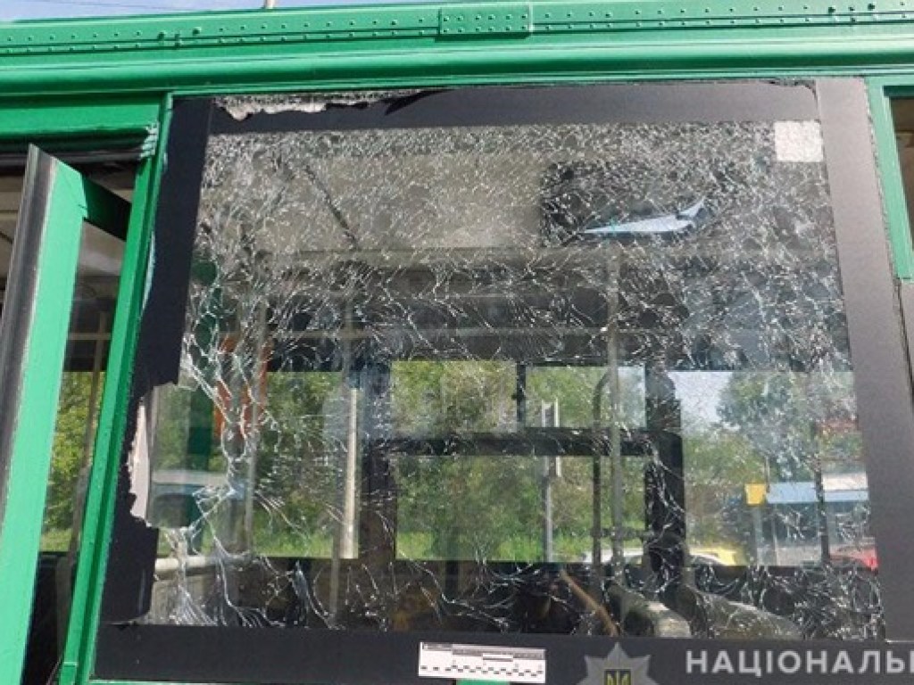 Несостоявшийся пассажир разбил окно киевского троллейбуса и ранил женщину (ФОТО)