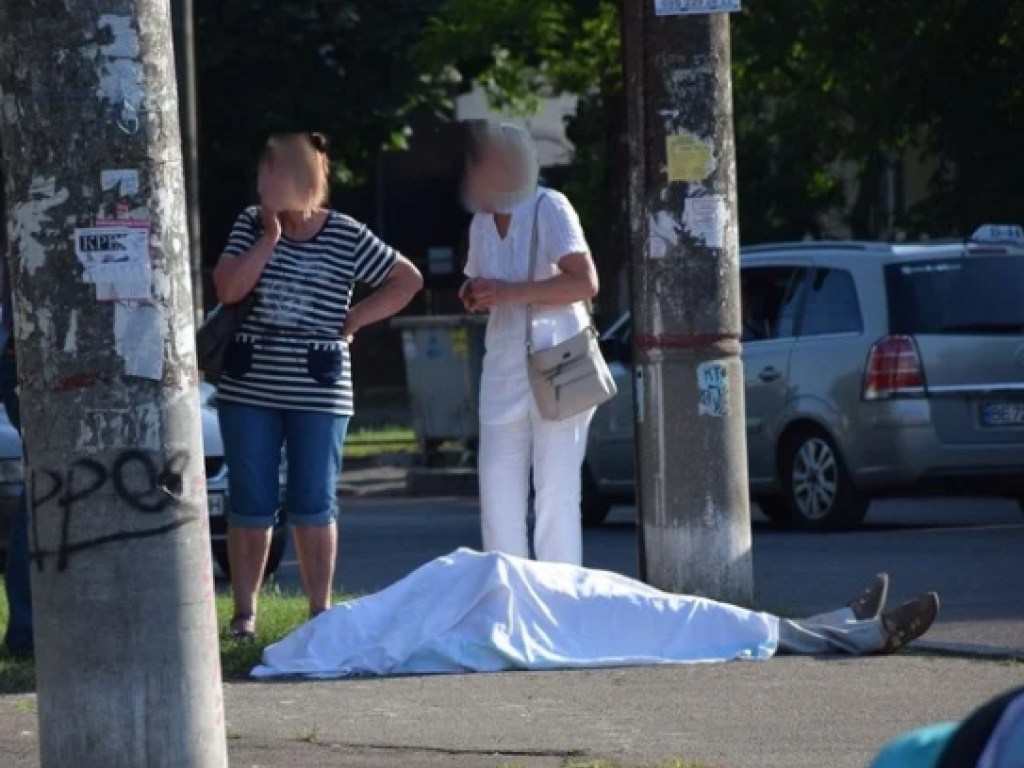 В Николаеве посреди улицы умер мужчина (ФОТО)