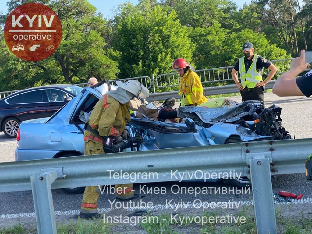 Смертельное ДТП под Киевом: крышу легковушки смяло грузовиком, выжила только собака (ФОТО, ВИДЕО)
