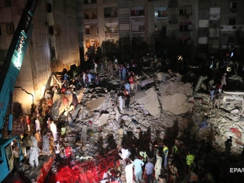 При обрушении дома в Пакистане погибли 19 человек (ФОТО)