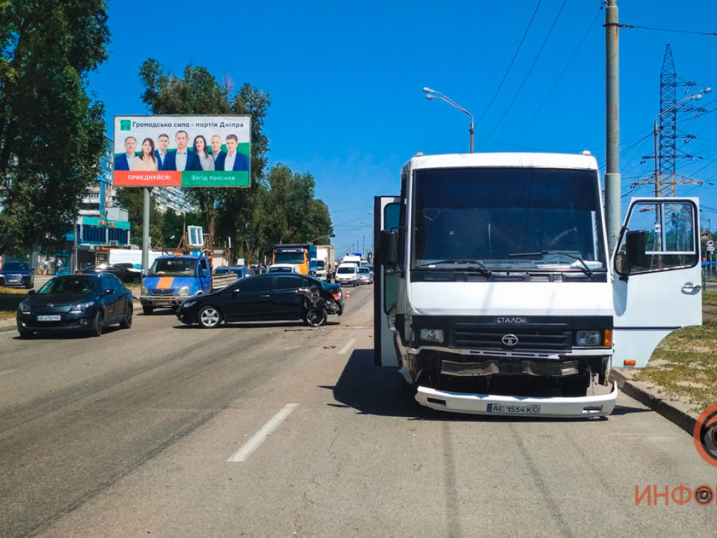 На Донецком шоссе в Днепре столкнулись Honda и автобус TATA (ФОТО)