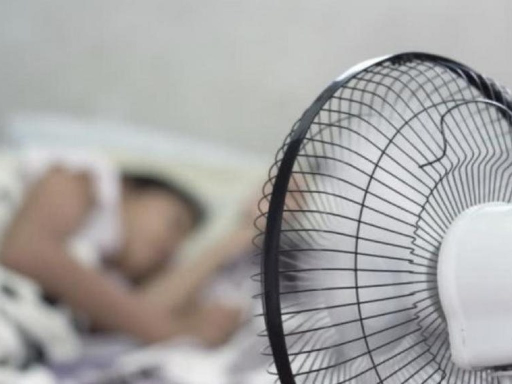 Могут возникнуть спазмы мышц: врачи рассказали о вреде сна возле вентилятора
