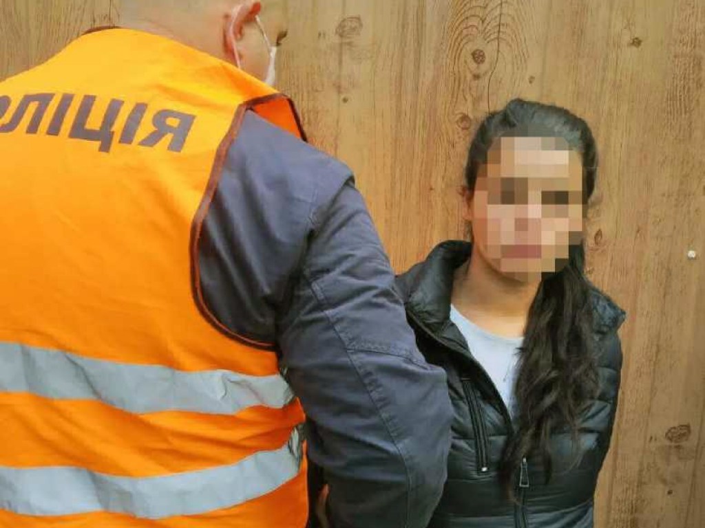 В Киеве 19-летняя девушка нагло обворовала пенсионерку в подземном переходе (ФОТО)