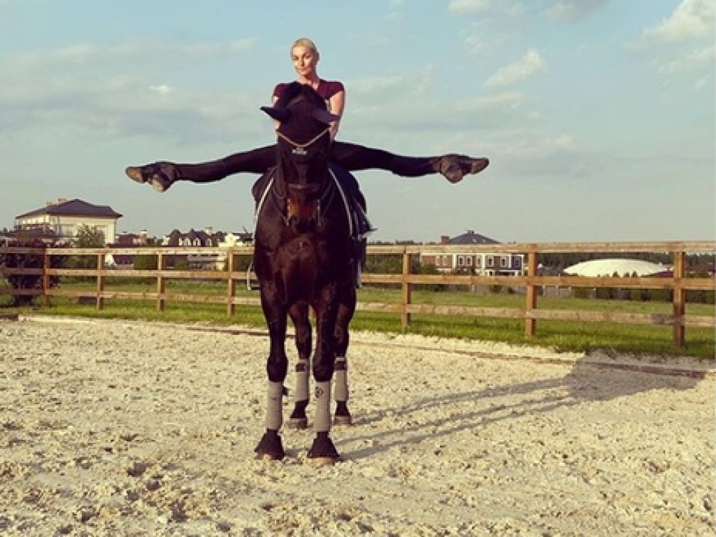 Такого еще не было: Волочкова продемонстрировала шпагат на коне (ФОТО)