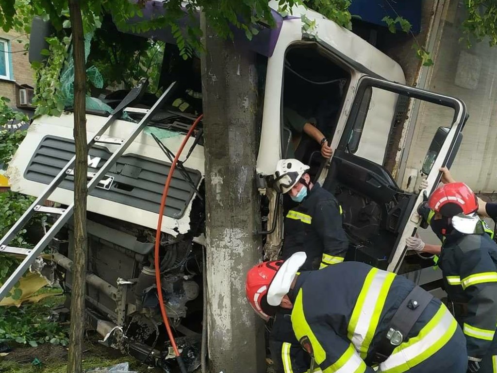 Серьезное ДТП в Киеве: грузовик влетел в столб на Нивках (ФОТО)