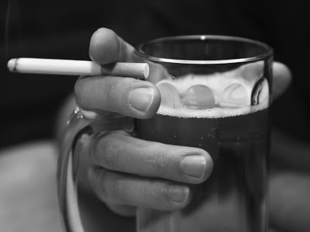 За год  в Украине существенно подорожали сигареты и алкоголь