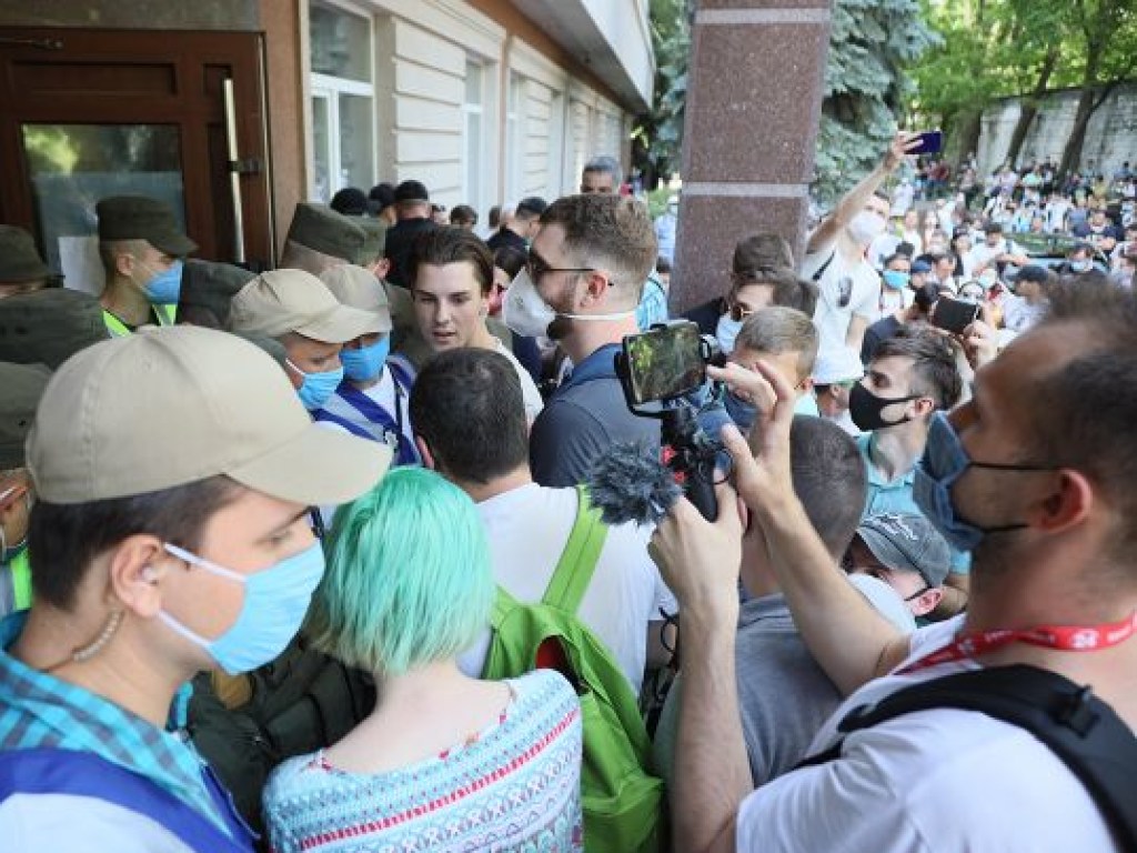 В Киеве произошли столкновения под судом, где избирают меру пресечения Стерненко (ФОТО)