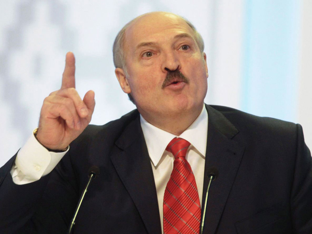  «Двухстульная» эпоха подходит к концу»: Лукашенко оказался в положении Януковича 2013 года – эксперт