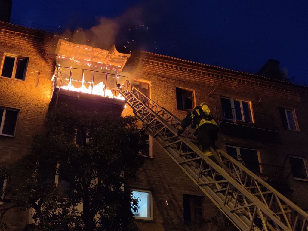 Ночью в Киеве на проспекте Гагарина пылал балкон на пятом этаже жилого дома (ФОТО)