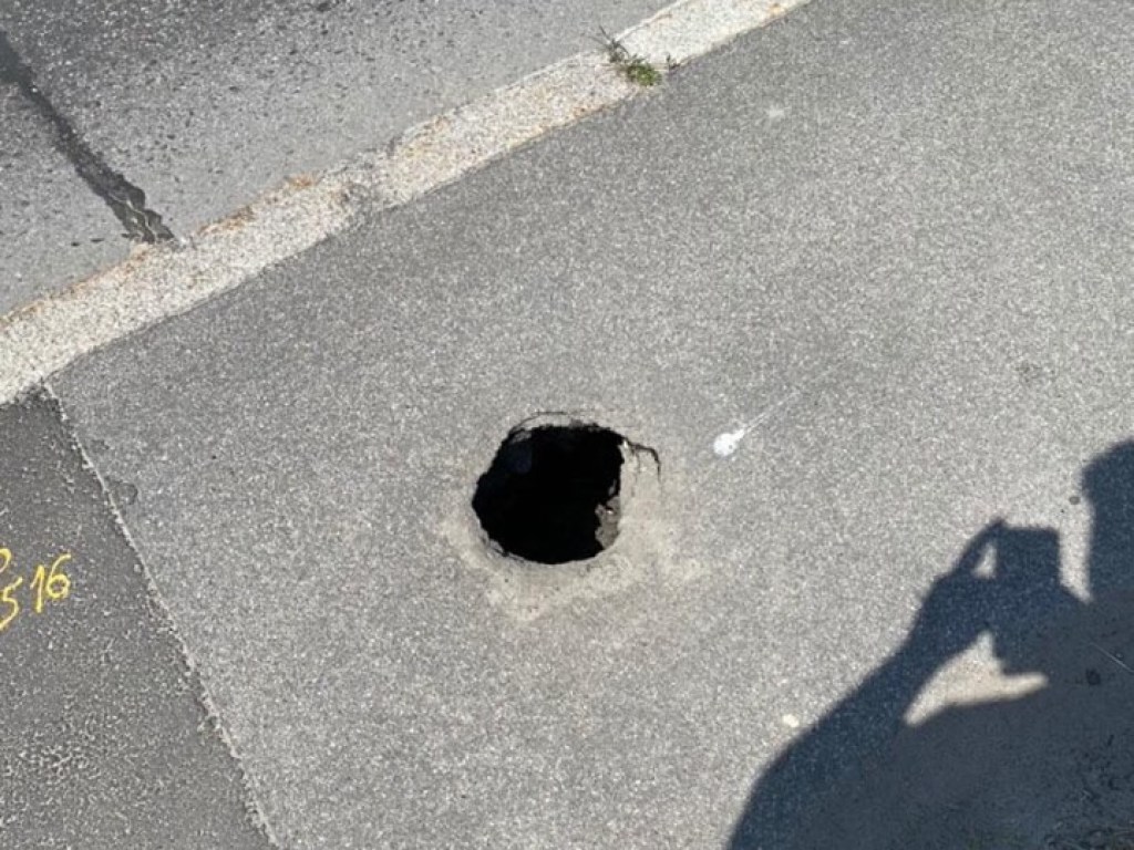 В Киеве на Харьковском массиве пешеходы рискуют жизнью: возле «зебры» можно провалиться в яму (ФОТО)