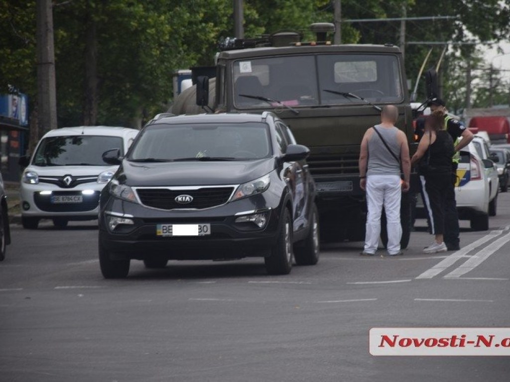 В Николаеве произошло ДТП с участием армейского бензовоза и авто Кiа (ФОТО)