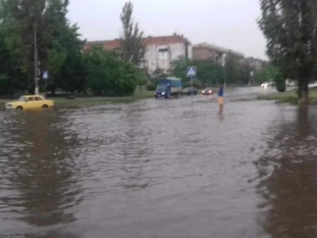 В Николаевской области непогода наделала беды: ветром сорвало крыши, ливневым дождем затопило улицы (ФОТО)