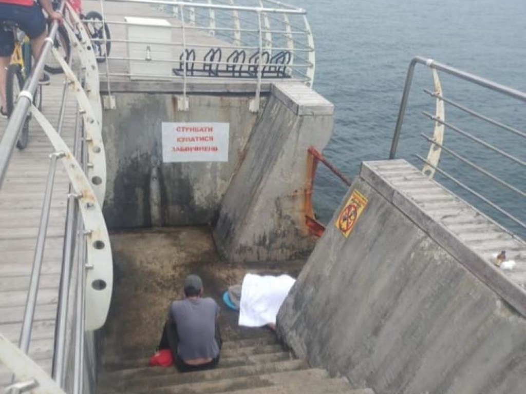 На пляже в Одессе умер мужчина: его успели вытащить из воды, но не выдержало сердце (ФОТО)