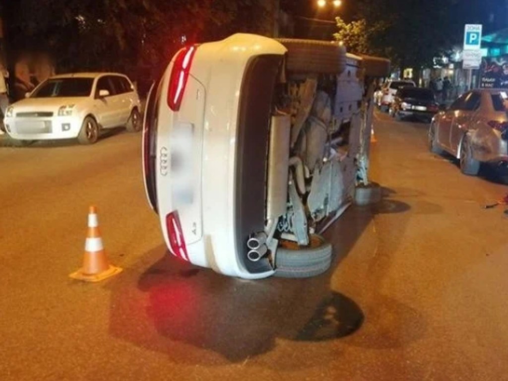 В Харькове супруга чиновника устроила ДТП: ее авто Audi A3 разбило припаркованную Honda (ФОТО)