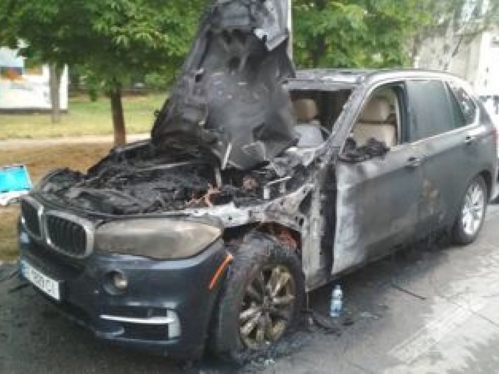 В Херсоне сгорело авто BMW-Х5 (ФОТО)